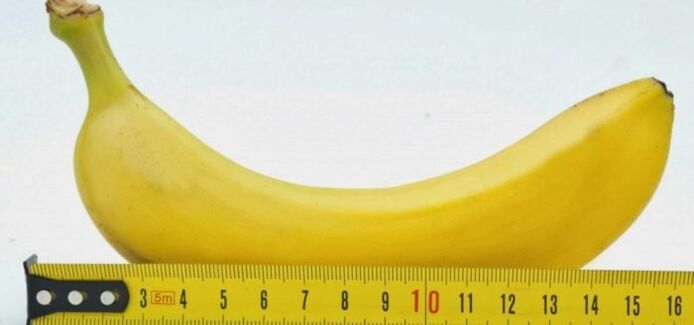 misurazione del pene utilizzando una banana come esempio prima dell'intervento di ingrandimento