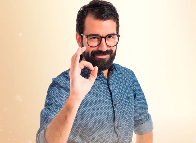 l'uomo è soddisfatto dell'ingrandimento del pene con la soda