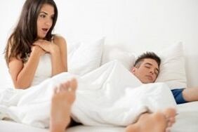 donna sorpresa dal pene ingrandito del ragazzo